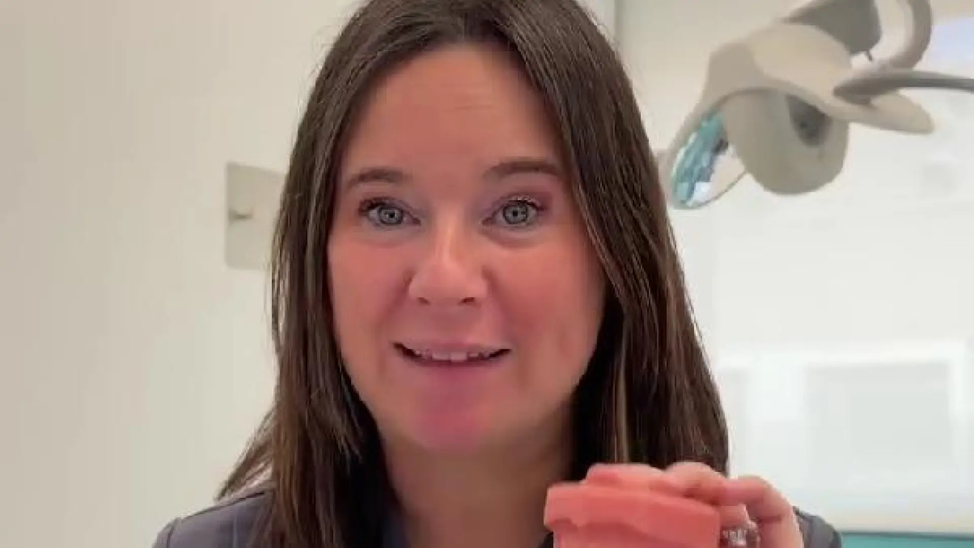 Almudena Herraiz, ortodoncista: «¿Te vas a dormir sin cepillarte los dientes? Las bacterias van alimentándose de los restos de comida y se debilita el esmalte»