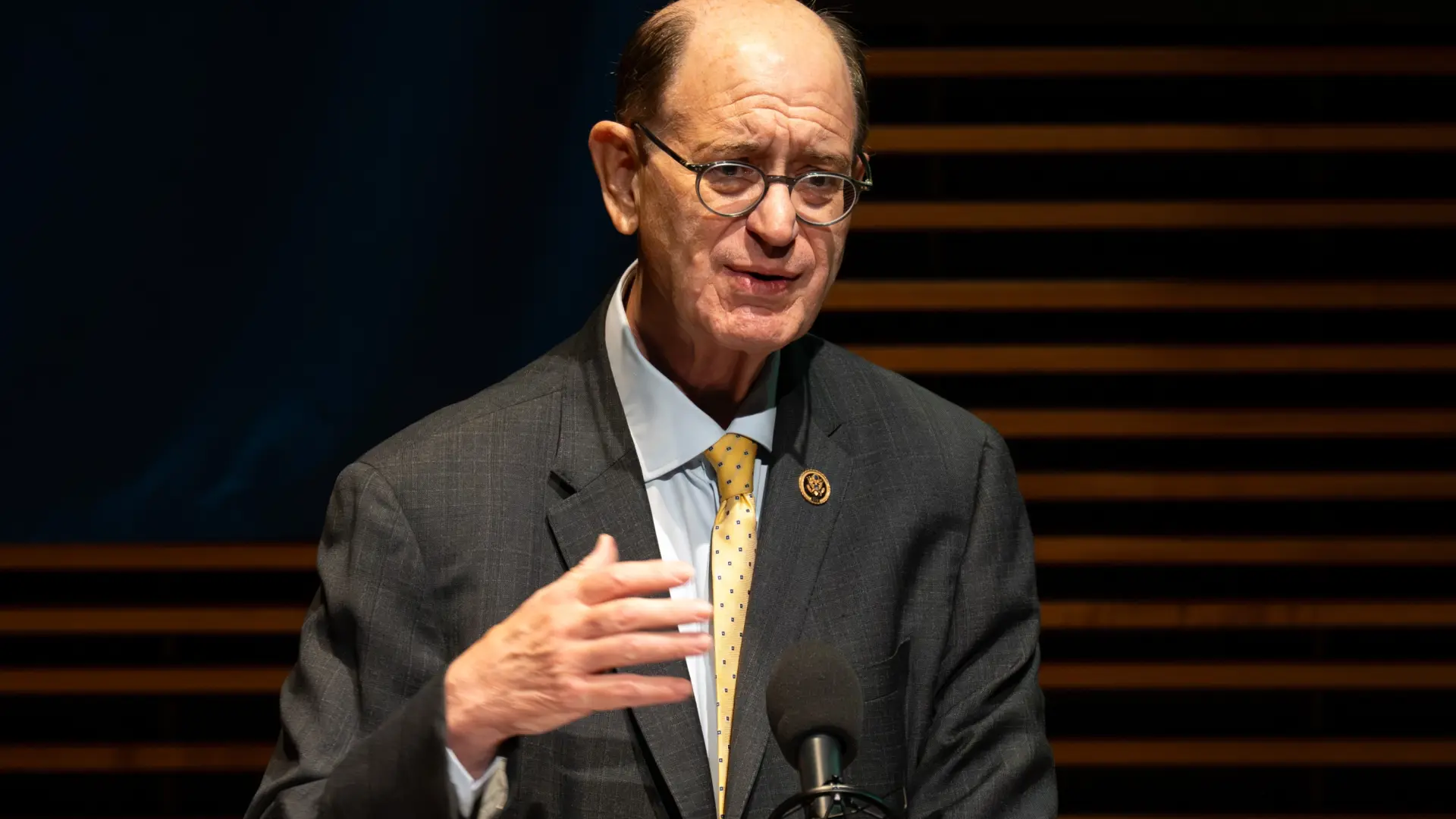 Pillan a un congresista demócrata mirando porno en su tableta durante un vuelo y dice que es por «los algoritmos» de Twitter