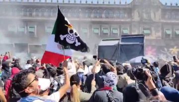 Marcha de la Generación Z se enfrenta a policías en el Zócalo de la CDMX