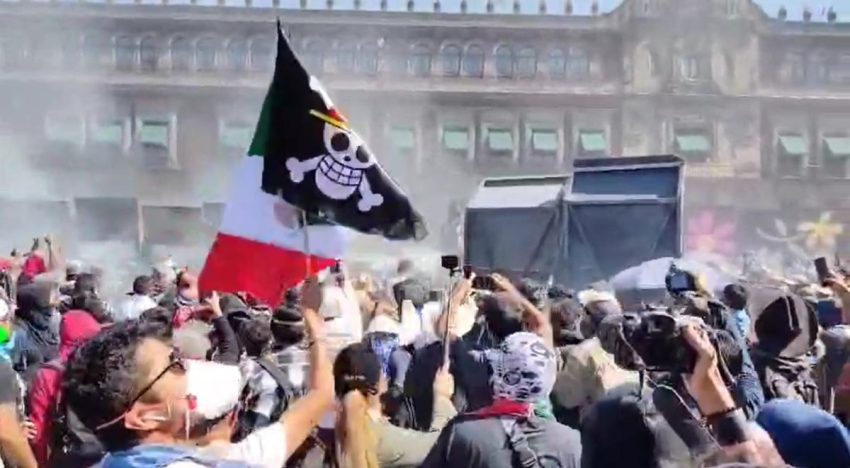Marcha de la Generación Z se enfrenta a policías en el Zócalo de la CDMX