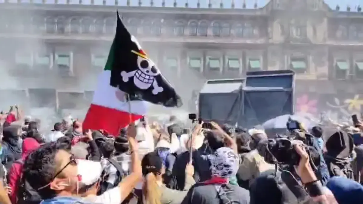 Marcha de la Generación Z se enfrenta a policías en el Zócalo de la CDMX