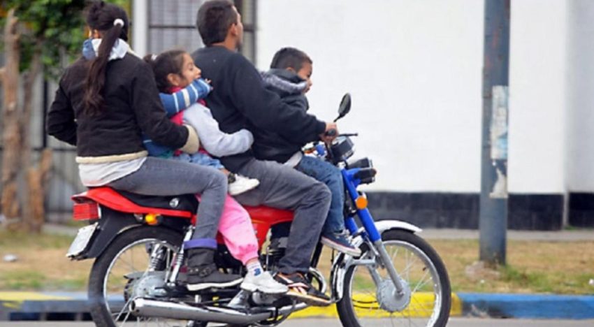 ¡Piénsalo dos veces! Esta es la multa por transportar menores de edad en moto en Edomex