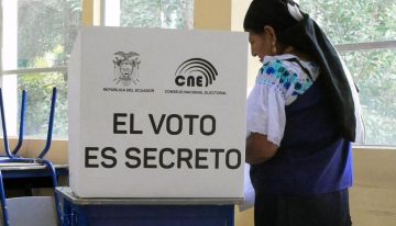Ecuador vota sobre el regreso de las bases militares extranjeras y la nueva Constitución