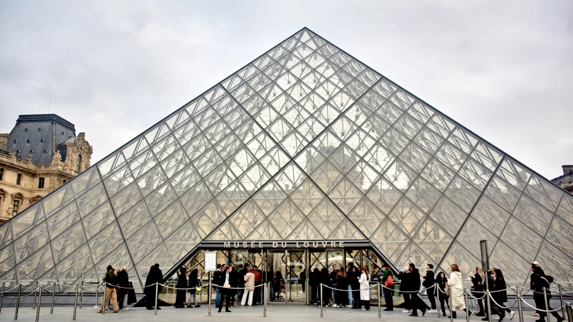 El Louvre cierra una galería y un espacio de oficinas tras detectar problemas de fragilidad en algunas vigas