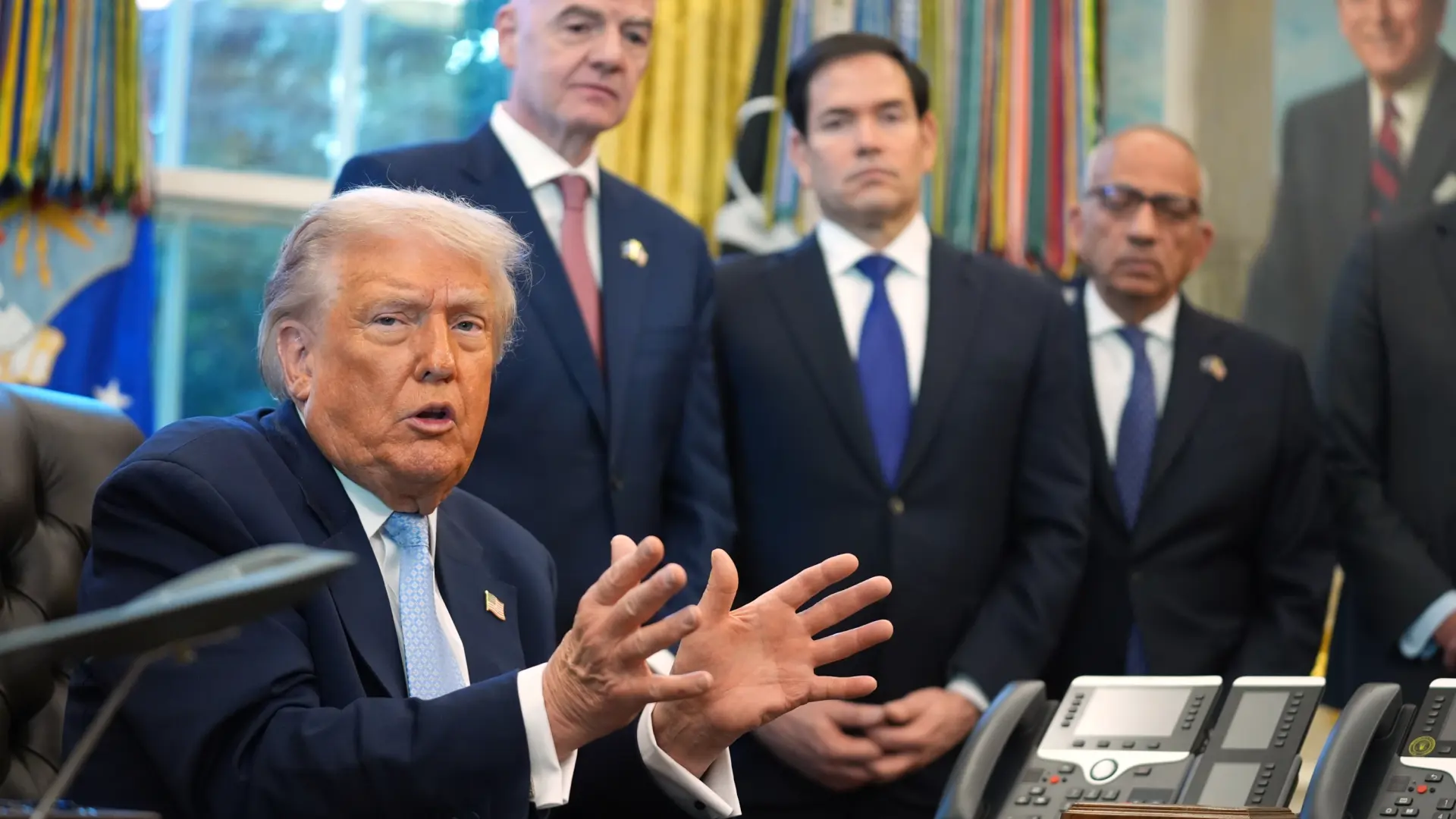 Trump firma la ley para forzar la publicación de los archivos Epstein