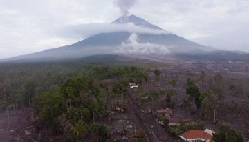 Más de mil evacuados en Indonesia por la erupción de volcán cerca de Bali