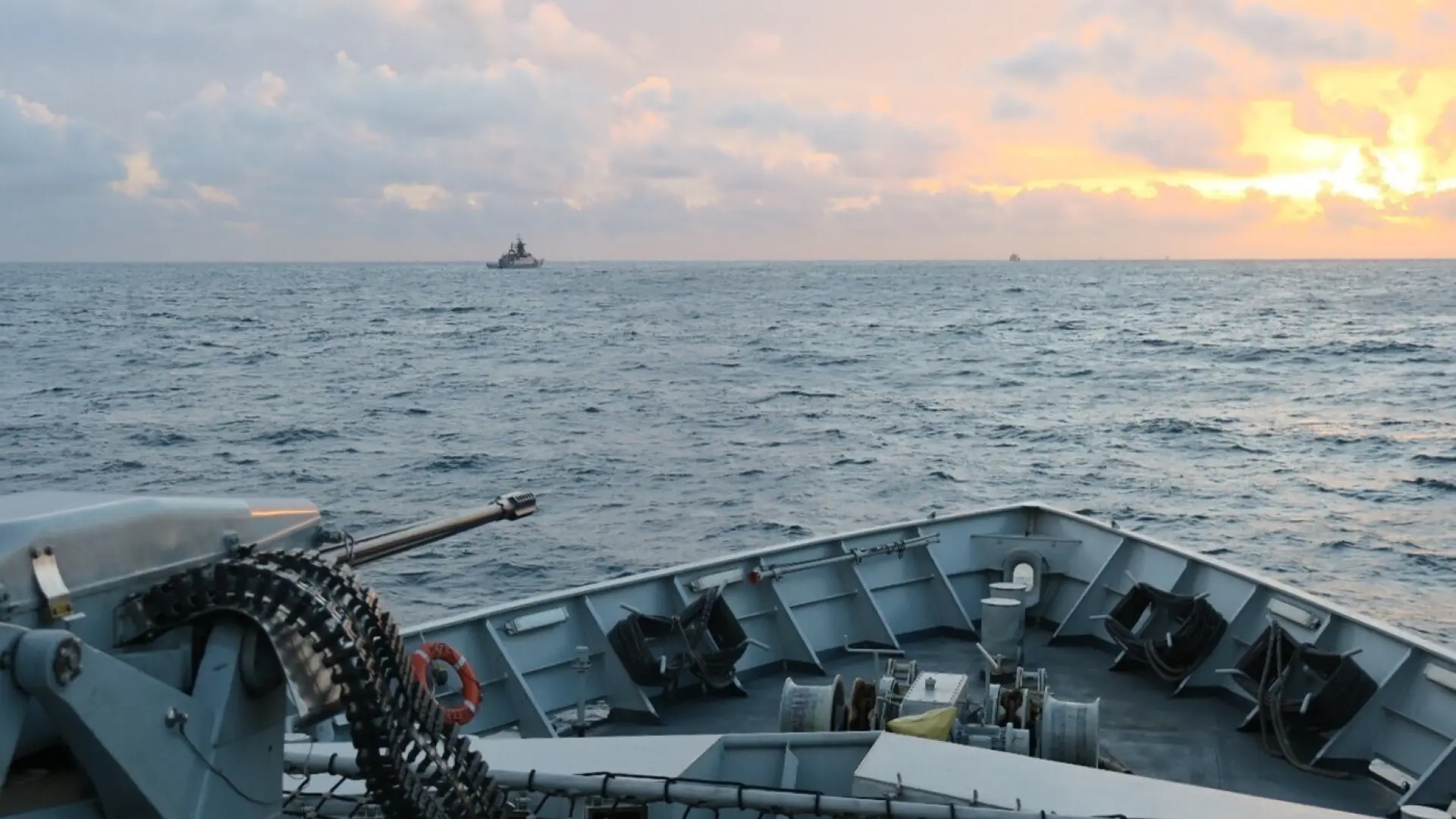 La Armada británica y de la OTAN vigilan a dos buques de guerra rusos en el canal de la Mancha