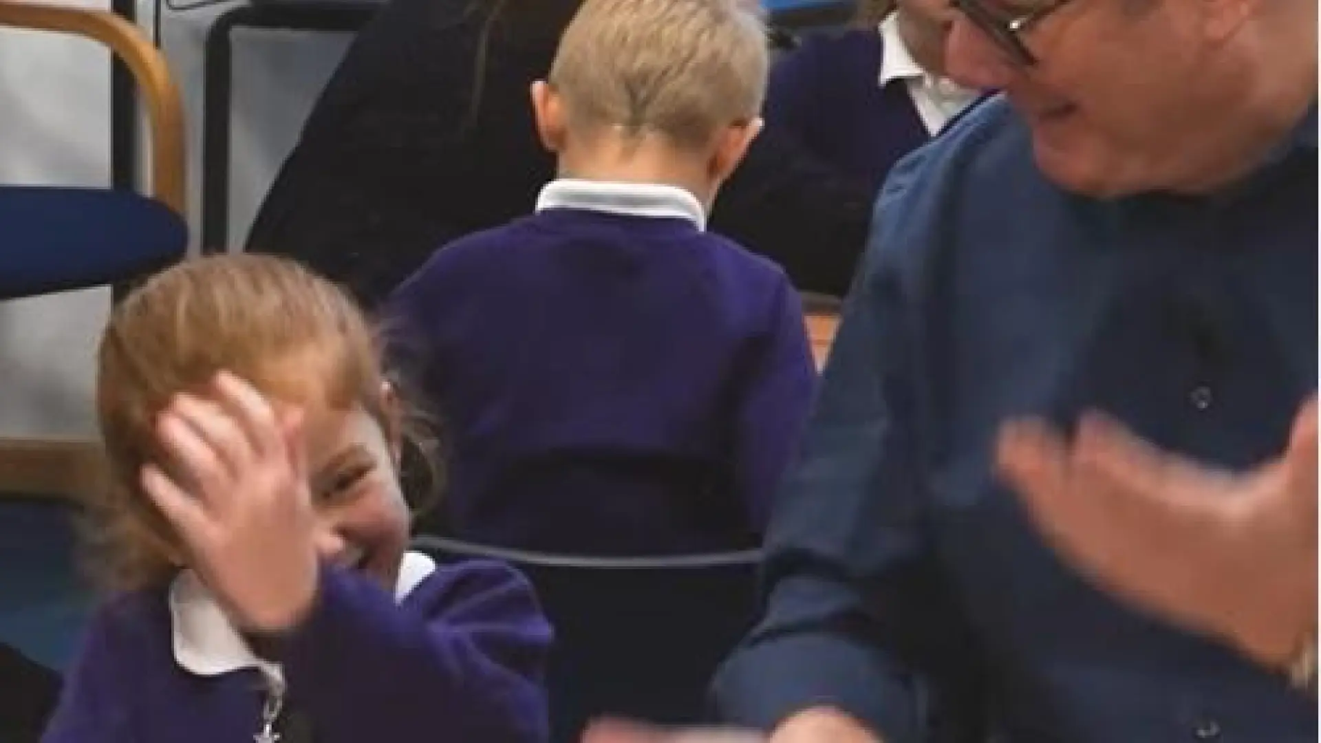 Keir Starmer la 'lía' por hacer el meme viral '6-7' en la visita a un colegio: «Profe, yo no empecé»