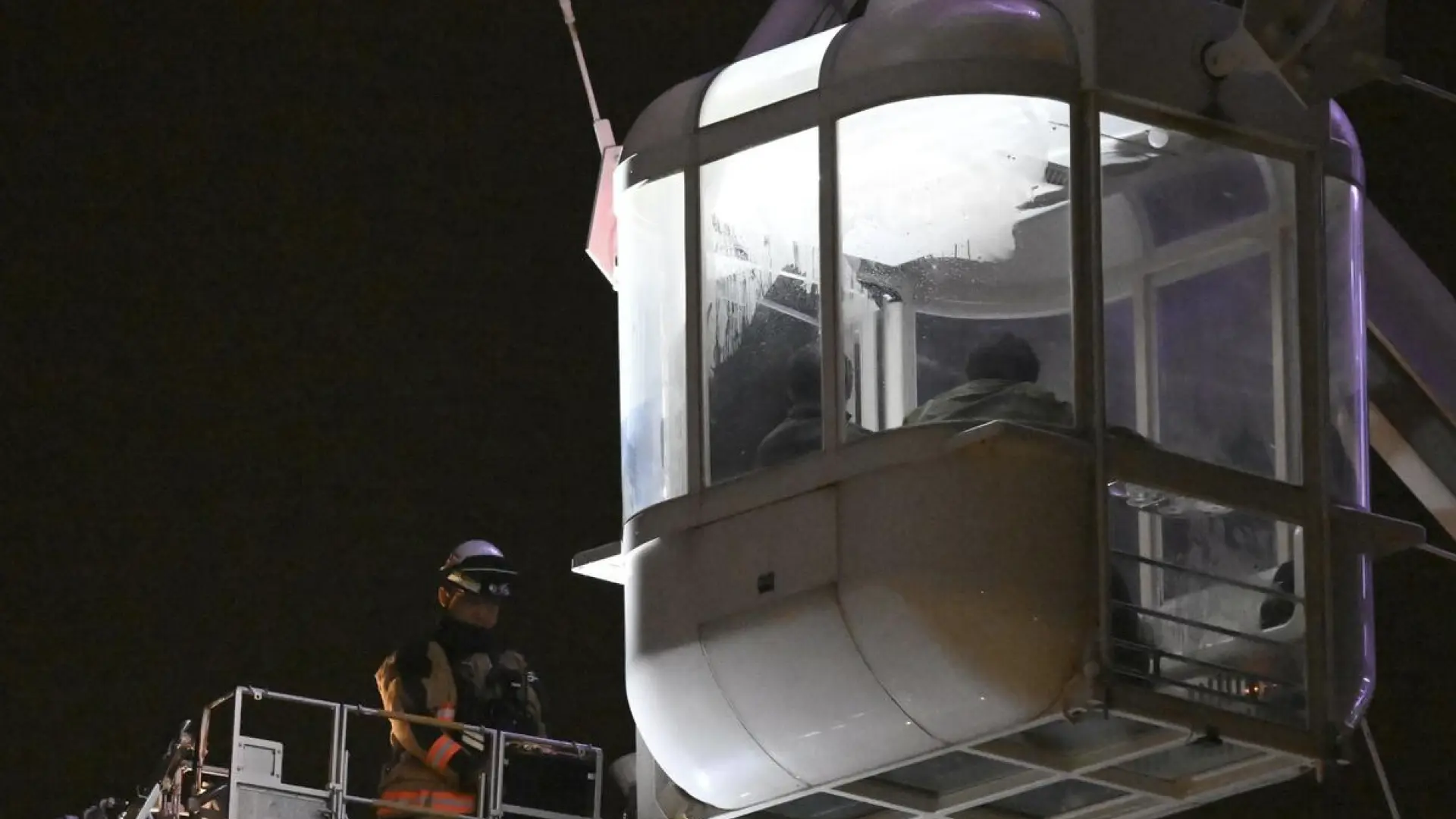 Un rayo paraliza una noria en Osaka y deja colgadas a casi 20 personas durante nueve horas