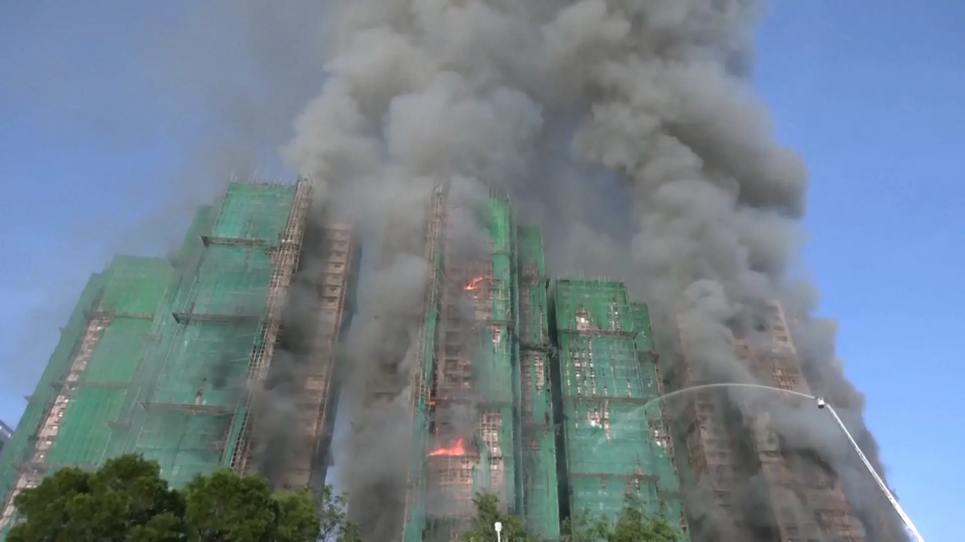 Directo | Hong Kong en llamas: un incendio a gran escala en una urbanización con andamios de bambú deja al menos 4 muertos