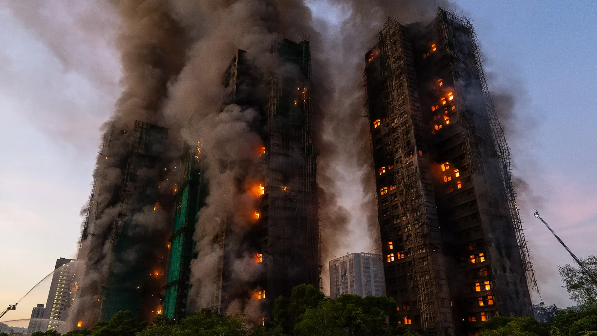 Una evacuación lenta, torres recubiertas con 'gasolina' para las llamas… Todo sobre el megaincendio residencial en Hong Kong