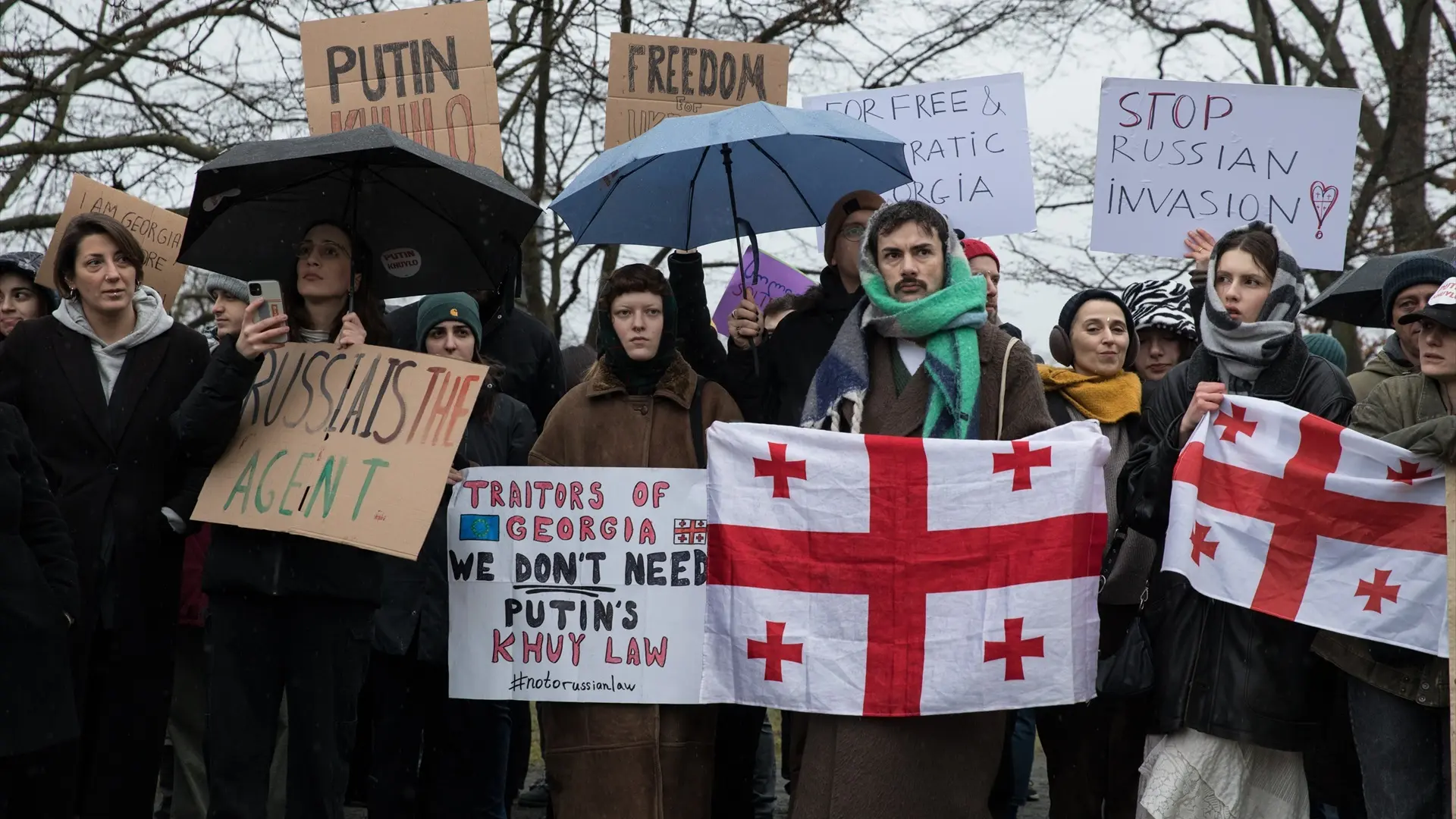 Condenan a un año y medio de cárcel a un líder de la oposición en Georgia por lanzar agua a un juez