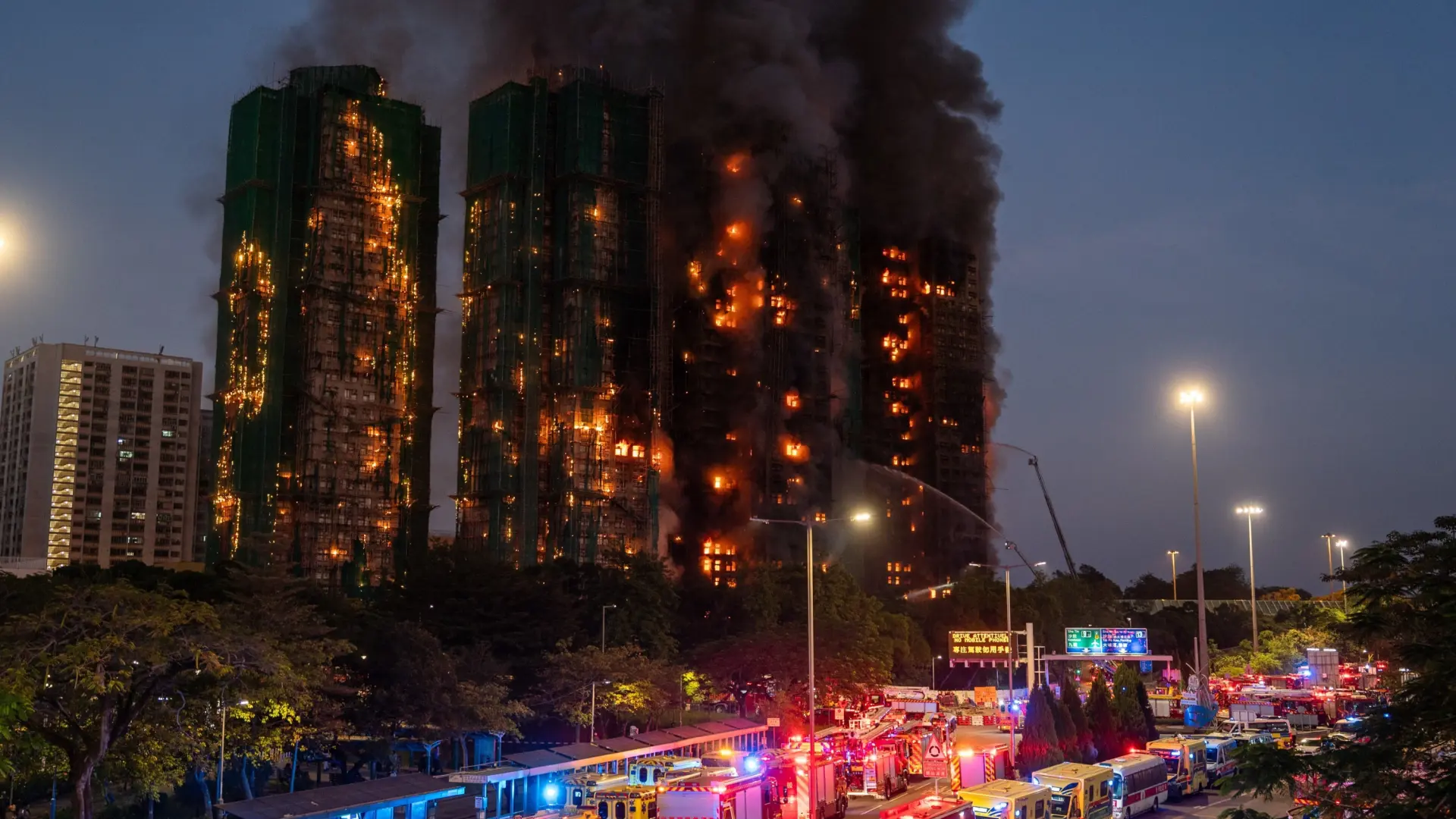Los muertos en el incendio residencial de Hong Kong suben a 128 y unas 200 personas siguen desaparecidas