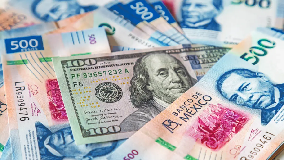 Peso avanza marginalmente frente al dólar en sesión de pocos cambios