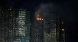 Detienen a jefes de constructora por incendio en Hong Kong; hay 83 muertos y 300 desaparecidos