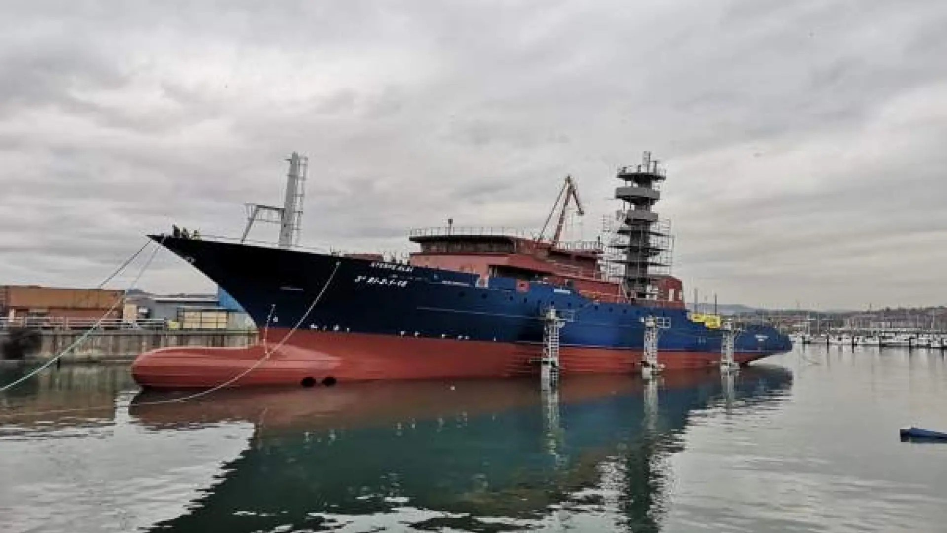 Un atunero vasco repele a tiros un intento de asalto pirata en aguas del océano Índico