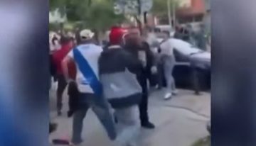 Batalla campal entre hinchas de Midland y Deportivo Merlo a la salida de un bar: se escucharon disparos y destrozaron autos a media cuadra de una comisaría