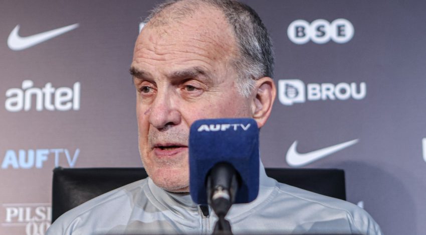 Marcelo Bielsa se mostró firme para llegar al Mundial con Uruguay, pero hizo una fuerte autocrítica: «Todavía no logré aceptación plena de este grupo»