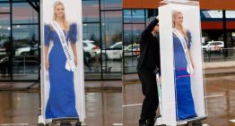 Miss Universe Estonia viaja a Tailandia convertida en una muñeca Barbie ¡con todo y empaque!