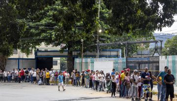 Chavismo prepara tercer mes de aguinaldos mientras los trabajadores sobreviven con sueldos pulverizados