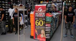 AP: Preocupados por la crisis económica, venezolanos evitan ofertas de Black Friday