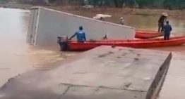 Peligrosa travesía: Camión se volcó mientras cruzaba en chalana por un río hasta Guárico (VIDEOS)