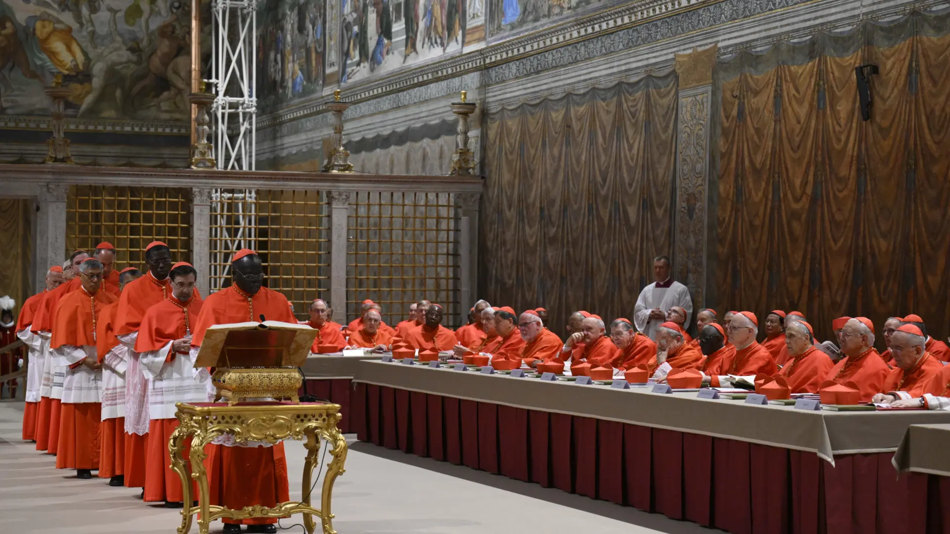 Un libro revela la intrahistoria del Cónclave: Robert Prevost nunca tuvo rivales y un móvil se coló en la Capilla Sixtina