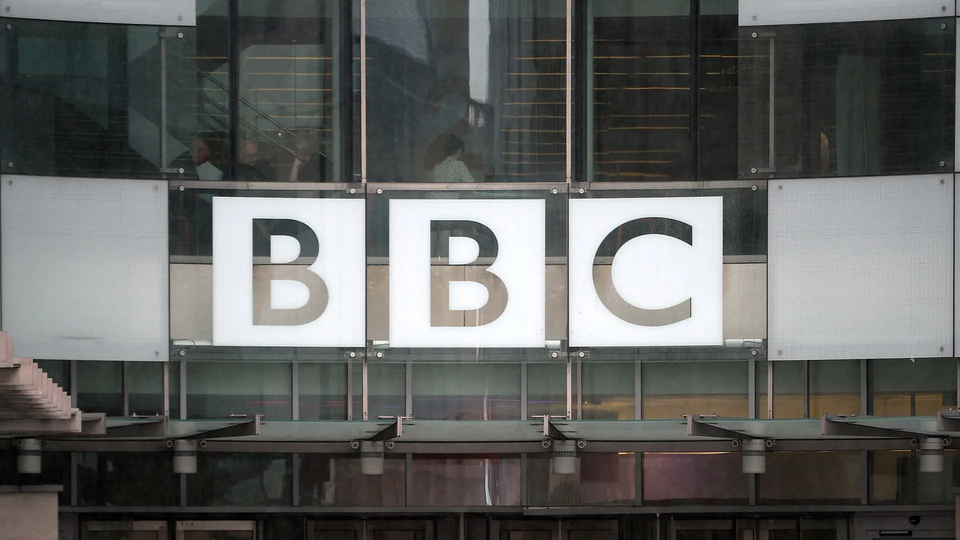 El presidente de la BBC pide disculpas por un «error de criterio» en una cobertura sobre Trump y el asalto al Capitolio