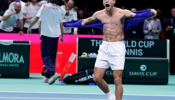 Italia se metió en la final de la Copa Davis tras un dramático tie break en el que Cobolli levantó 7 match points y fue el héroe ante la ausencia de Sinner