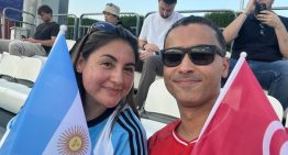 Ella es mendocina y el de Túnez, la curiosa pareja que llamó la atención en el Mundial Sub 17 en el segundo partido de la Argentina