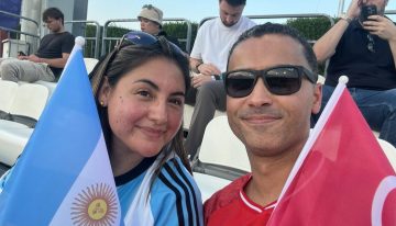 Ella es mendocina y el de Túnez, la curiosa pareja que llamó la atención en el Mundial Sub 17 en el segundo partido de la Argentina