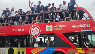 Locura en Mendoza: el multitudinario recibimiento a Independiente Rivadavia en las calles de la ciudad para festejar el título en la Copa Argentina 2025
