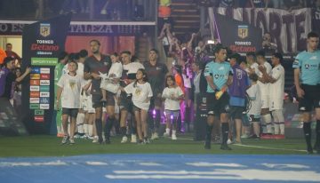 Tigre cumplió con el ritual del pasillo para Lanús, el campeón de la Copa Sudamericana, pese a que no estaba contemplado en el protocolo del PDFgate