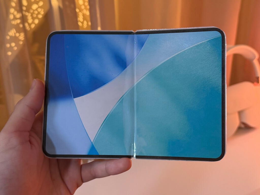 Así se sentirá el iPhone plegable en la mano. Una maqueta basada en las últimas filtraciones nos adelanta su diferente formato cuadrado 