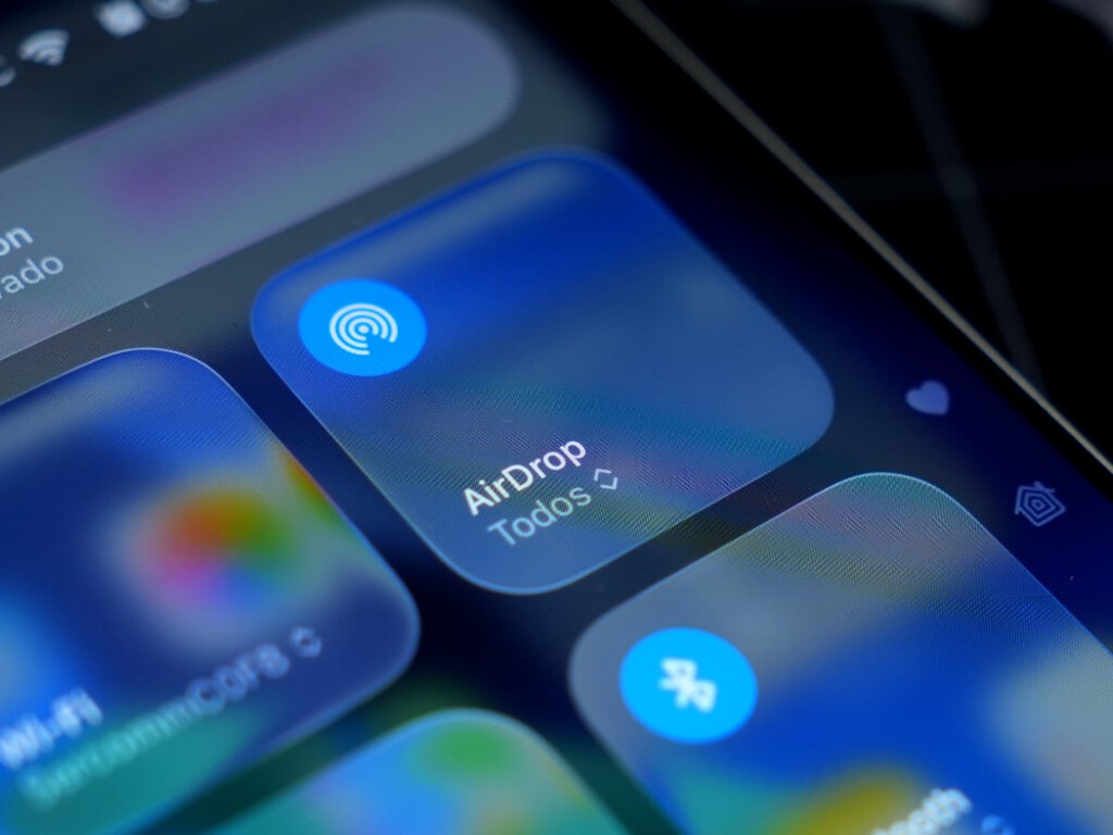 Apple arregla la parte más pesada de AirDrop: por fin podemos recibir archivos de gente que no está en la agenda sin tener que tocar los ajustes cada vez