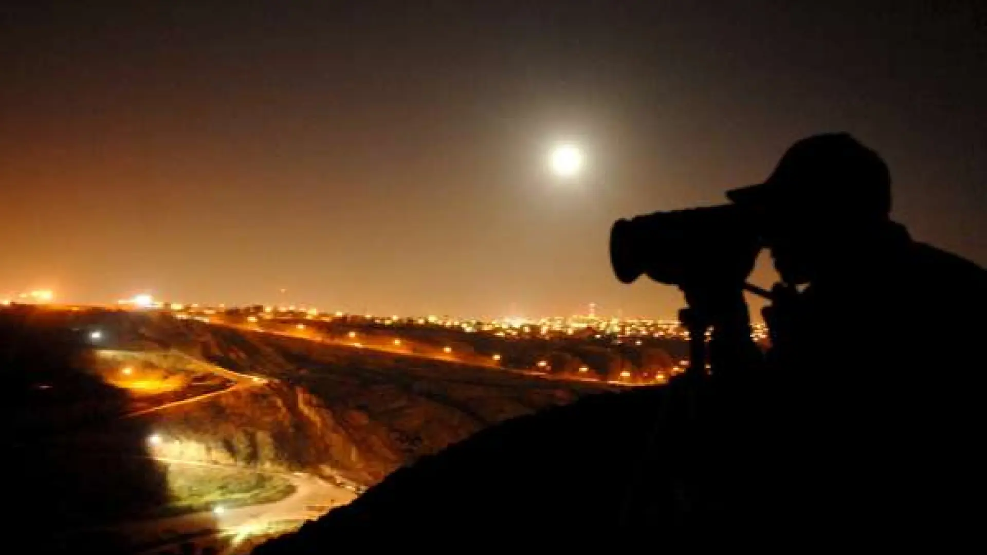 Hallan a 23 migrantes escondidos en la cabina de descanso de un camión en Texas