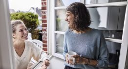 Arthur Brooks, experto en felicidad: «Si vives a menos de 1,5 kilómetros de un amigo que se vuelve más feliz, tienes un 25% más de posibilidades de serlo tu también»