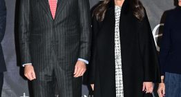 La reina Letizia escoge un conjunto de tweed (con mensaje solidario) y nos demuestra cuál puede ser el uniforme elegante de esta Navidad