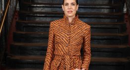 Las invitadas más cool del desfile de Chanel: Carlota con el abrigo que llevaría Grace Kelly, Tilda con unos salones de ensueño y Emily con la chaqueta negra impecable