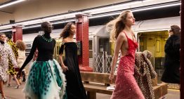 Lo que no viste del desfile de Chanel Métiers d'Art 2026: de los bolsitos snack al vestido que jamás vovlerá a desfilar por el metro de Nueva York