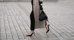 Por qué el mundo de la moda está obsesionado (de nuevo) con los salones de punta y su manual de uso para sacarles el máximo partido