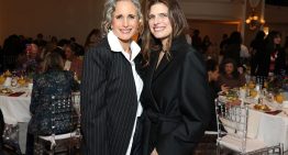 La lección de estilo de la actriz que mejor lleva las canas de Hollywood para combinar vaqueros, camisa y blazer como si fuera un traje de terciopelo