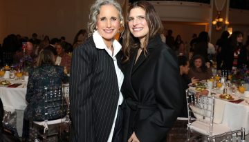 La lección de estilo de la actriz que mejor lleva las canas de Hollywood para combinar vaqueros, camisa y blazer como si fuera un traje de terciopelo