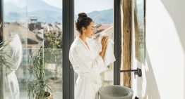 Ana Pulido, dermatóloga de la AEDV: «Realizar una ducha diaria con jabón suave, secar toda la superficie cuidadosamente y usar ropa confortable es básico para prevenir infecciones cutáneas»