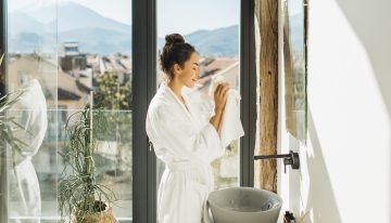 Ana Pulido, dermatóloga de la AEDV: «Realizar una ducha diaria con jabón suave, secar toda la superficie cuidadosamente y usar ropa confortable es básico para prevenir infecciones cutáneas»