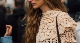 Ana Elvira Arcos Cañadas, peluquera: «Es un gran error frotar el cuero cabelludo con mucha fuerza, este gesto hará se produzca más grasa en el pelo»