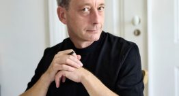 Sam Baron, el genio detrás de la última colección de Dior Maison, abre en exclusiva su casa/estudio de Lisboa: «Fui el típico niño del anuncio de Milka. Me crié en una granja con padres contrarios a que viéramos la televisión. Leer sin parar y vivir en un pueblo de 300 habitantes, fomentó mi imaginación»