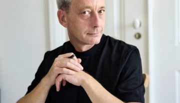 Sam Baron, el genio detrás de la última colección de Dior Maison, abre en exclusiva su casa/estudio de Lisboa: «Fui el típico niño del anuncio de Milka. Me crié en una granja con padres contrarios a que viéramos la televisión. Leer sin parar y vivir en un pueblo de 300 habitantes, fomentó mi imaginación»