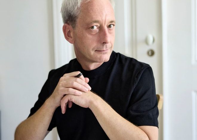 Sam Baron, el genio detrás de la última colección de Dior Maison, abre en exclusiva su casa/estudio de Lisboa: «Fui el típico niño del anuncio de Milka. Me crié en una granja con padres contrarios a que viéramos la televisión. Leer sin parar y vivir en un pueblo de 300 habitantes, fomentó mi imaginación»