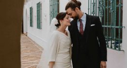 La novia sevillana que nos conquistó con su flor en el pelo y los mil drapeados